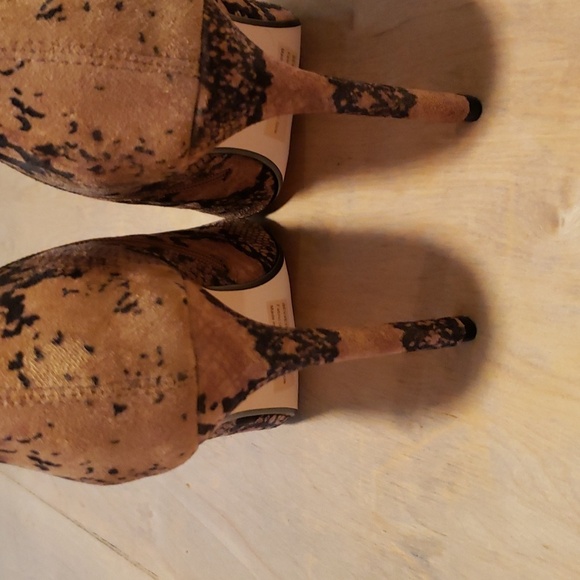 LEMON DROP BY PRIVILEGED  SNAKESKIN PRINT FABRIC STILETTO PEEP TOE BOOTS SZ 8 - Picture 6 of 15